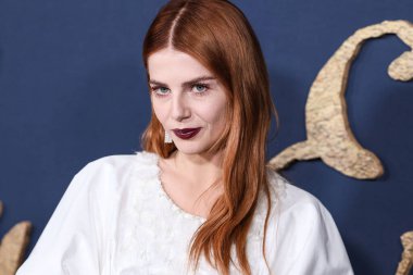 Chanel giyen İngiliz-Amerikan aktris Lucy Boynton, Netflix 'in 14 Aralık 2022' de Los Angeles, Kaliforniya, ABD 'de bulunan Amerikan Tiyatro Kompleksi Yönetmenler Birliği' nde düzenlenen 