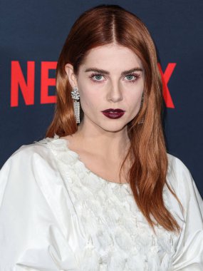 Chanel giyen İngiliz-Amerikan aktris Lucy Boynton, Netflix 'in 14 Aralık 2022' de Los Angeles, Kaliforniya, ABD 'de bulunan Amerikan Tiyatro Kompleksi Yönetmenler Birliği' nde düzenlenen 
