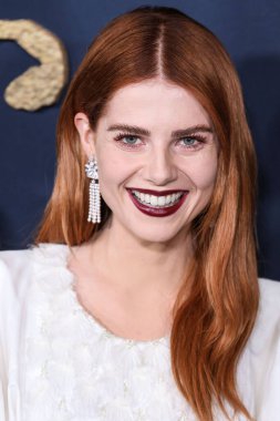 Chanel giyen İngiliz-Amerikan aktris Lucy Boynton, Netflix 'in 14 Aralık 2022' de Los Angeles, Kaliforniya, ABD 'de bulunan Amerikan Tiyatro Kompleksi Yönetmenler Birliği' nde düzenlenen 