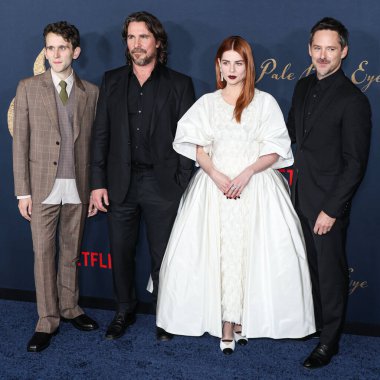 Harry Melling, Christian Bale, Lucy Boynton ve Scott Cooper, 14 Aralık 2022 'de Los Angeles, Kaliforniya, ABD' deki Los Angeles, Kaliforniya 'da bulunan Amerikan Tiyatro Kompleksi Yönetmenler Birliği' nde düzenlenen Netflix 'in' The Pale Blue Eye 'adlı filminin Los Angeles galasına geldiler.