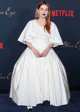 Chanel giyen İngiliz-Amerikan aktris Lucy Boynton, Netflix 'in 14 Aralık 2022' de Los Angeles, Kaliforniya, ABD 'de bulunan Amerikan Tiyatro Kompleksi Yönetmenler Birliği' nde düzenlenen 