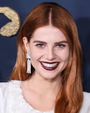 Chanel giyen İngiliz-Amerikan aktris Lucy Boynton, Netflix 'in 14 Aralık 2022' de Los Angeles, Kaliforniya, ABD 'de bulunan Amerikan Tiyatro Kompleksi Yönetmenler Birliği' nde düzenlenen 