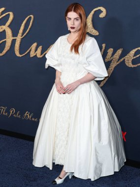 Chanel giyen İngiliz-Amerikan aktris Lucy Boynton, Netflix 'in 14 Aralık 2022' de Los Angeles, Kaliforniya, ABD 'de bulunan Amerikan Tiyatro Kompleksi Yönetmenler Birliği' nde düzenlenen 