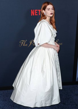 Chanel giyen İngiliz-Amerikan aktris Lucy Boynton, Netflix 'in 14 Aralık 2022' de Los Angeles, Kaliforniya, ABD 'de bulunan Amerikan Tiyatro Kompleksi Yönetmenler Birliği' nde düzenlenen 