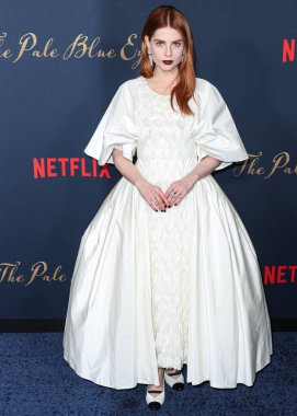 Chanel giyen İngiliz-Amerikan aktris Lucy Boynton, Netflix 'in 14 Aralık 2022' de Los Angeles, Kaliforniya, ABD 'de bulunan Amerikan Tiyatro Kompleksi Yönetmenler Birliği' nde düzenlenen 
