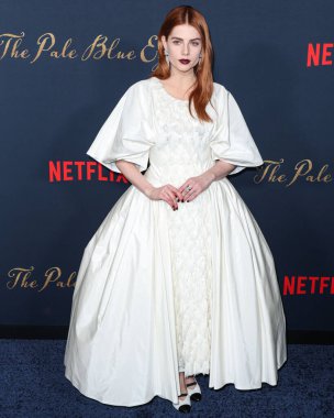 Chanel giyen İngiliz-Amerikan aktris Lucy Boynton, Netflix 'in 14 Aralık 2022' de Los Angeles, Kaliforniya, ABD 'de bulunan Amerikan Tiyatro Kompleksi Yönetmenler Birliği' nde düzenlenen 