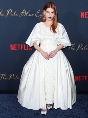 Chanel giyen İngiliz-Amerikan aktris Lucy Boynton, Netflix 'in 14 Aralık 2022' de Los Angeles, Kaliforniya, ABD 'de bulunan Amerikan Tiyatro Kompleksi Yönetmenler Birliği' nde düzenlenen 