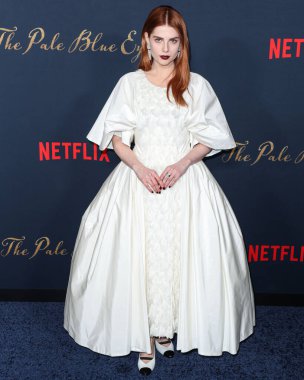 Chanel giyen İngiliz-Amerikan aktris Lucy Boynton, Netflix 'in 14 Aralık 2022' de Los Angeles, Kaliforniya, ABD 'de bulunan Amerikan Tiyatro Kompleksi Yönetmenler Birliği' nde düzenlenen 