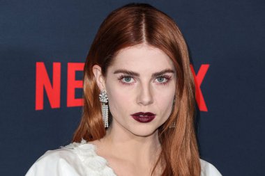 Chanel giyen İngiliz-Amerikan aktris Lucy Boynton, Netflix 'in 14 Aralık 2022' de Los Angeles, Kaliforniya, ABD 'de bulunan Amerikan Tiyatro Kompleksi Yönetmenler Birliği' nde düzenlenen 