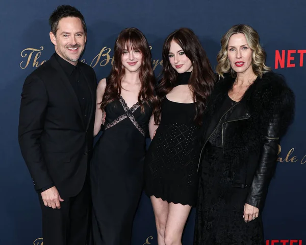 Scott Cooper, Stella Cooper, Ava Cooper ve Jocelyne Cooper, 14 Aralık 2022 'de Los Angeles, Kaliforniya, ABD' de bulunan Los Angeles, Kaliforniya Tiyatro Kompleksi 'nde düzenlenen Netflix' in 