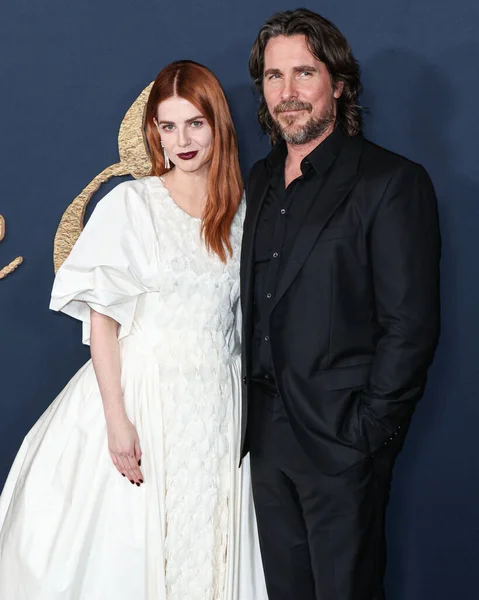 กแสดงชาวอ งกฤษ อเมร Lucy Boynton และน กแสดงชาวอ งกฤษ Christian Bale — ภาพถ่ายสต็อก