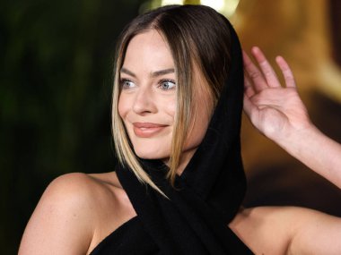 Avustralyalı aktris Margot Robbie Alaia elbisesi ve Wolford taytı giyerek 15 Aralık 2022 tarihinde Los Angeles, Kaliforniya, ABD 'deki Akademi Sinema Müzesi' nde düzenlenen Paramount Pictures 'Babylon' un Küresel Premiere gösterimine geldi.