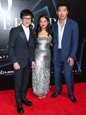Ke Huy Quan, Stephanie Hsu ve Simu Liu, 17 Aralık 2022 'de Beverly Hills, Los Angeles, Kaliforniya, ABD' de düzenlenen ve Karakter Medya tarafından sunulan 20.. 
