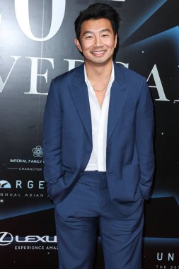 Kanadalı aktör Simu Liu, 17 Aralık 2022 'de Beverly Hills, Los Angeles, Kaliforniya, ABD' de düzenlenen Beverly Hilton Hotel 'de düzenlenen Karakter Medya tarafından sunulan 20.. 