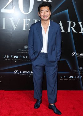 Kanadalı aktör Simu Liu, 17 Aralık 2022 'de Beverly Hills, Los Angeles, Kaliforniya, ABD' de düzenlenen Beverly Hilton Hotel 'de düzenlenen Karakter Medya tarafından sunulan 20.. 