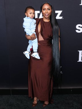 Kashton Prophet Richardson ve annesi / Amerikalı rapçi Kash Doll (Arkeisha Antoinette Knight), STARZ 'ın' BMF '(Black Mafia Family) Sezon 2, 5 Ocak 2023' te Hollywood, Los Angeles 'taki TCL Çin Tiyatrosu IMAX' e geldiler..