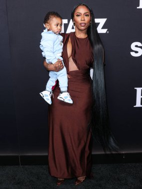 Kashton Prophet Richardson ve annesi / Amerikalı rapçi Kash Doll (Arkeisha Antoinette Knight), STARZ 'ın' BMF '(Black Mafia Family) Sezon 2, 5 Ocak 2023' te Hollywood, Los Angeles 'taki TCL Çin Tiyatrosu IMAX' e geldiler..