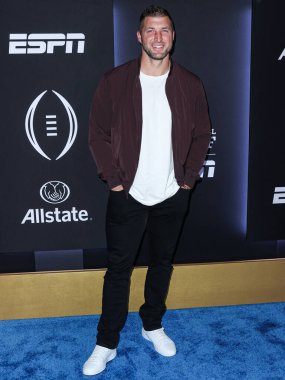 Amerikalı futbolcu Tim Tebow, ESPN ve CFP 'nin 2023 Playoff' taki Allstate Party 'sine 7 Ocak 2023' te ABD 'nin Kaliforniya eyaletinin Los Angeles şehrinde düzenlenen Majestic Downtown' da geldi..