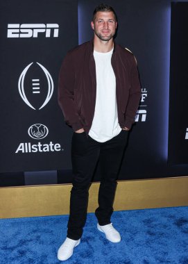 Amerikalı futbolcu Tim Tebow, ESPN ve CFP 'nin 2023 Playoff' taki Allstate Party 'sine 7 Ocak 2023' te ABD 'nin Kaliforniya eyaletinin Los Angeles şehrinde düzenlenen Majestic Downtown' da geldi..