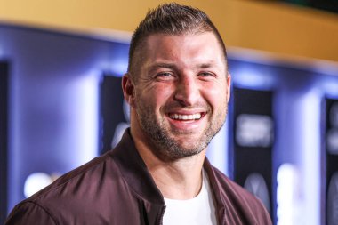 Amerikalı futbolcu Tim Tebow, ESPN ve CFP 'nin 2023 Playoff' taki Allstate Party 'sine 7 Ocak 2023' te ABD 'nin Kaliforniya eyaletinin Los Angeles şehrinde düzenlenen Majestic Downtown' da geldi..