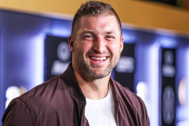 Amerikalı futbolcu Tim Tebow, ESPN ve CFP 'nin 2023 Playoff' taki Allstate Party 'sine 7 Ocak 2023' te ABD 'nin Kaliforniya eyaletinin Los Angeles şehrinde düzenlenen Majestic Downtown' da geldi..