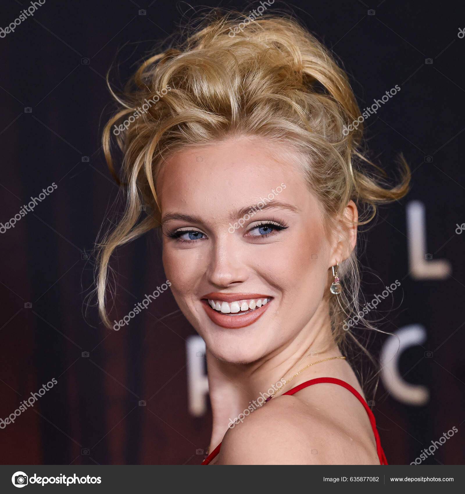 2023年1月19日美国女演员兼歌手克洛伊罗伯森抵达美国加利福尼亚州洛杉矶参加了在