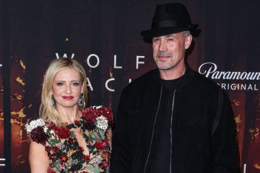 Sarah Michelle Gellar  and husband/American actor Freddie Prinze Jr. arrive at the Los Angeles Premiere Of Paramount+'s 'Wolf Pack' Season 1 held at the Harmony Gold Theater  on January 19, 2023 in Los Angeles