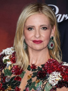 American actress Sarah Michelle Gellar wearing an Oscar de la Renta dress and Amrapali London jewelry arrives at the Los Angeles Premiere Of Paramount+'s 'Wolf Pack' Season 1 held at the Harmony Gold Theater on January 19, 2023 in Los Angeles
