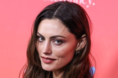 Australian actress Phoebe Tonkin arrives at the G'Day USA Arts Gala 2023 held at the Skirball Cultural Center on January 28, 2023 in Los Angeles, California, United States.