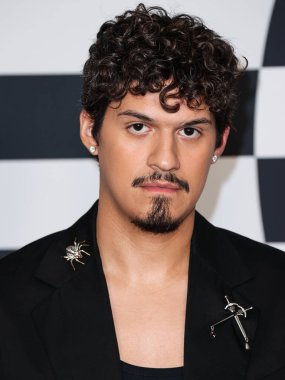 Amerikalı şarkıcı ve söz yazarı Omar Apollo, 2 Şubat 2023 'te Hollywood Atletizm Kulübü' nde düzenlenen Warner Music Group Pre-Grammy Partisi 2023 'e geldi.. 