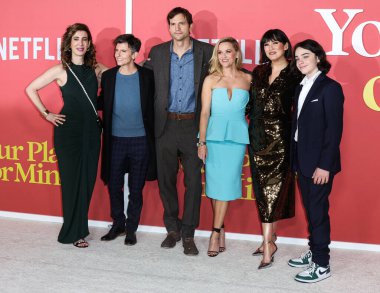 Aline Brosh McKenna, Tig Notaro, Ashton Kutcher, Reese Witherspoon, Zoe Chao ve Wesley Kimmel Netflix 'in 