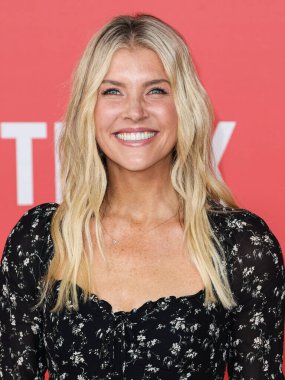 Amerikalı televizyon karakteri Amanda Kloots, 2 Şubat 2023 'te Westwood, Los Angeles, Kaliforniya, ABD' deki Regency Village Theatre 'da düzenlenen Netflix' in 