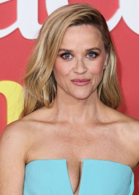 Valentino giyen Amerikalı aktris Reese Witherspoon, Netflix 'in 2 Şubat 2023' te Westwood, Los Angeles, Kaliforniya, ABD 'deki Regency Village Theatre' daki 