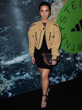 Demi Lovato, 2 Şubat 2023 'te ABD' nin Kaliforniya eyaletinin Los Angeles şehrinde Henson Kayıt Stüdyosu 'nda düzenlenen Stella McCartney X Adidas Party' ye ulaştı.. 