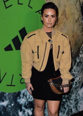 Demi Lovato, 2 Şubat 2023 'te ABD' nin Kaliforniya eyaletinin Los Angeles şehrinde Henson Kayıt Stüdyosu 'nda düzenlenen Stella McCartney X Adidas Party' ye ulaştı.. 