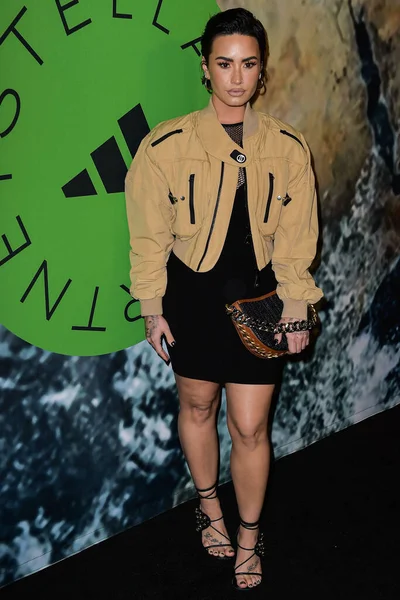 Demi Lovato, 2 Şubat 2023 'te ABD' nin Kaliforniya eyaletinin Los Angeles şehrinde Henson Kayıt Stüdyosu 'nda düzenlenen Stella McCartney X Adidas Party' ye ulaştı.. 