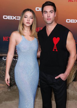 Madelyn Cline ve Austin North, Netflix 'in Outer Banks' in 16 Şubat 2023 'te Westwood, Los Angeles, Kaliforniya, ABD' deki Regency Village Theatre 'daki 3. sezonunun Los Angeles prömiyerine geldiler..