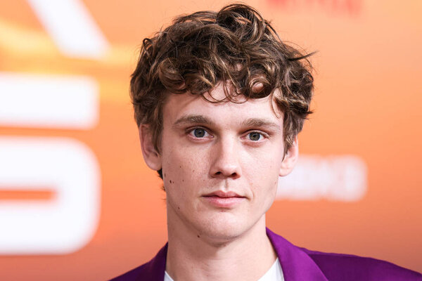 Американский актёр Хантер Духан прибывает в Лос-Анджелес на премьеру третьего сезона Netflix "Outer Banks", проходившего в театре Regency Village 16 февраля 2023 года в Вествуде, Лос-Анджелес, Калифорния, США. 