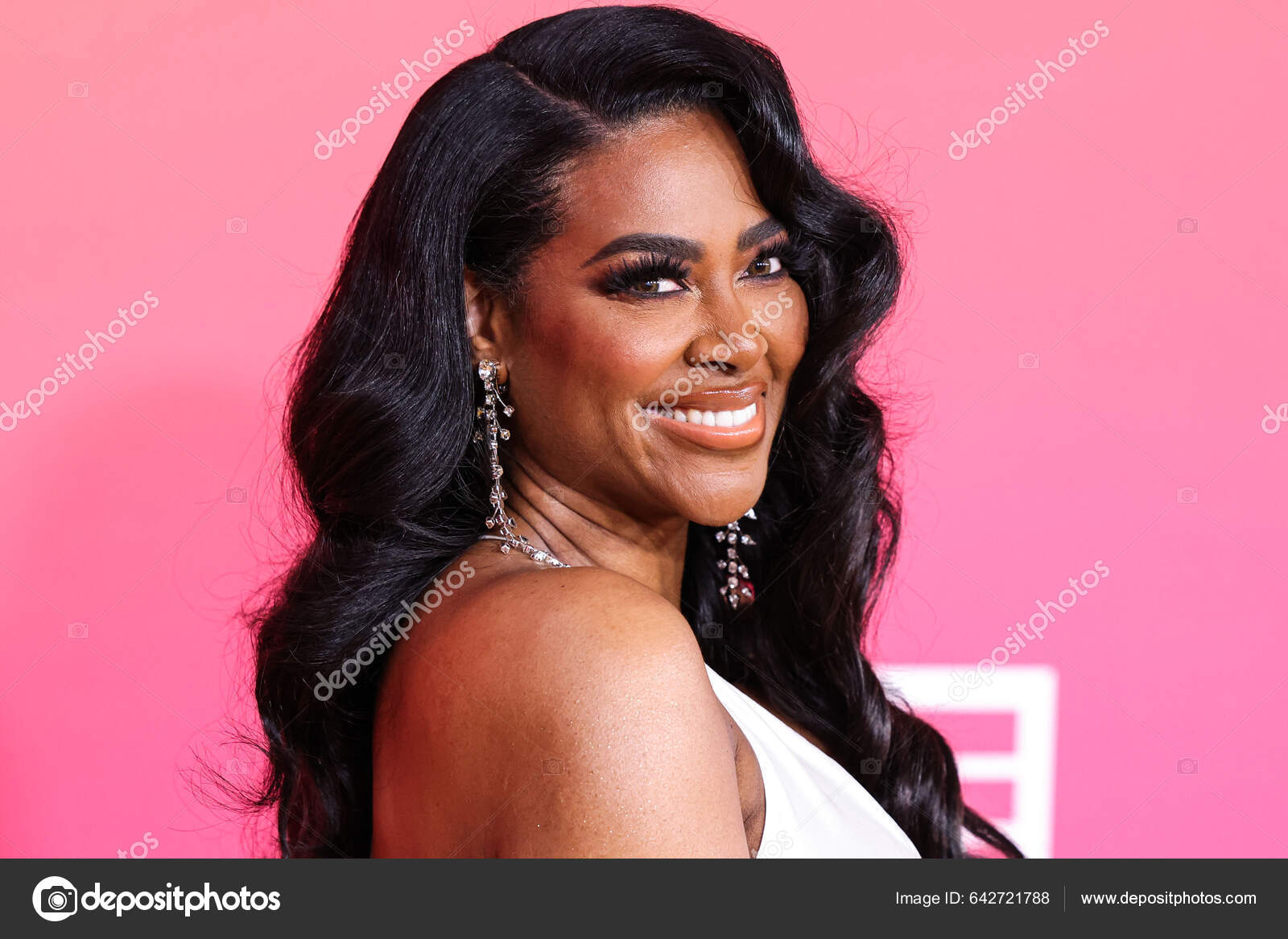 Кения Мур Прибывает Церемонию Вручения Премии Naacp Image Awards.