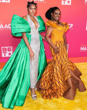 Ivy-Victoria Maurice ve Sheryl Lee Ralph, 25 Şubat 2023 'te Pasadena Civic Auditorium' da düzenlenen 54. NAACP Resim Ödülleri 'ne geldiler.. 