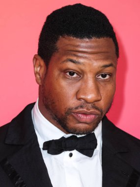 Jonathan Majors, 25 Şubat 2023 'te Pasadena Civic Auditorium' da düzenlenen 54. NAACP Resim Ödülleri 'ne geldi..