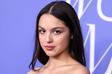 1 Mart 2023 'te Inglewood, Los Angeles, Kaliforniya, ABD' de düzenlenen YouTube Tiyatrosu 'nda düzenlenen 2023 Billboard Women In Music' e Jacquemus marka bir elbise giyen Olivia Rodrigo, Giuseppe Zanotti ayakkabıları ile geldi.. 