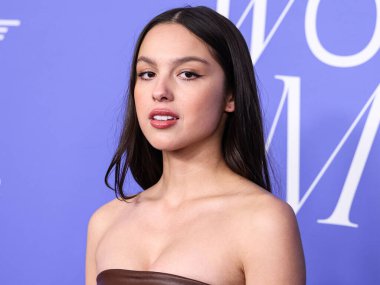 1 Mart 2023 'te Inglewood, Los Angeles, Kaliforniya, ABD' de düzenlenen YouTube Tiyatrosu 'nda düzenlenen 2023 Billboard Women In Music' e Jacquemus marka bir elbise giyen Olivia Rodrigo, Giuseppe Zanotti ayakkabıları ile geldi.. 