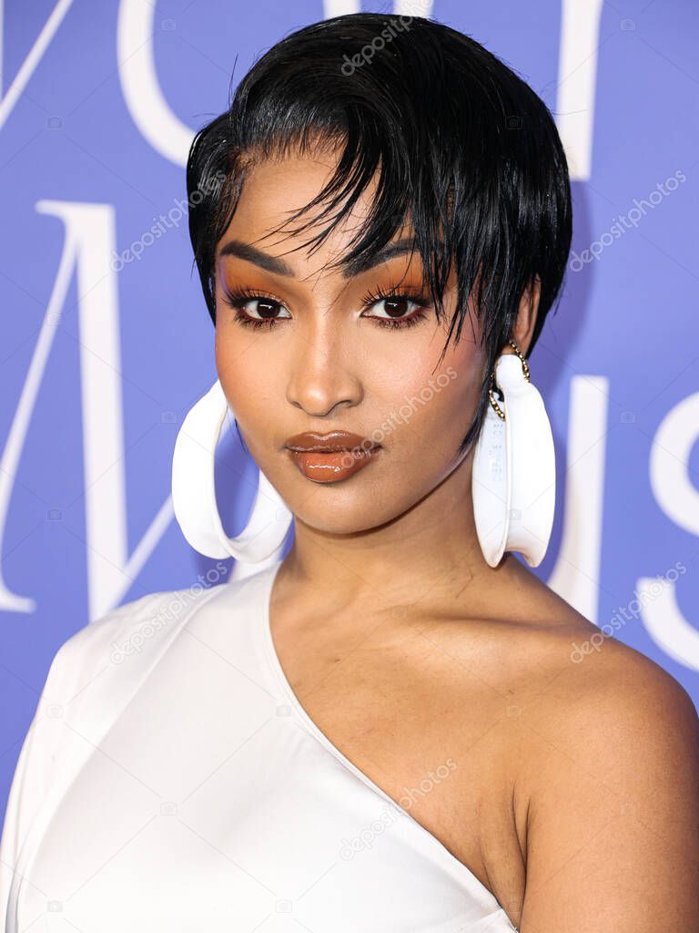 Shenseea llega al Billboard Women In Music 2023 celebrado en el YouTube