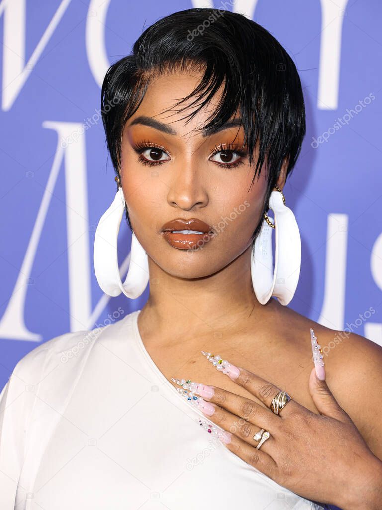 Shenseea llega al Billboard Women In Music 2023 celebrado en el YouTube