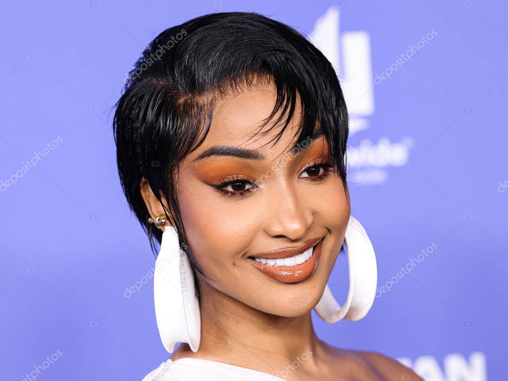 Shenseea llega al Billboard Women In Music 2023 celebrado en el YouTube