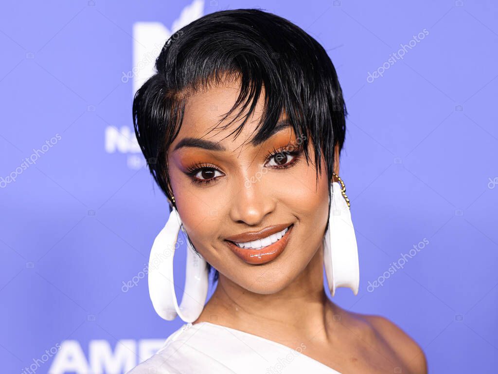 Shenseea llega al Billboard Women In Music 2023 celebrado en el YouTube