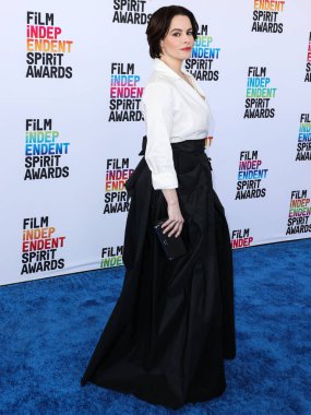 Emily Hampshire arrives at the 2023 Film Independent Spirit Awards held at the Santa Monica Beach on March 4, 2023 in Santa Monica, Los Angeles, California, United States.