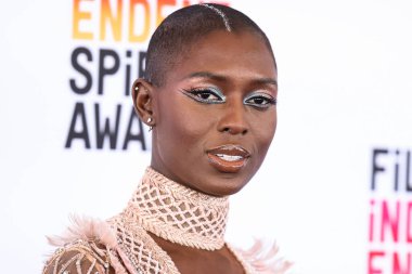 Elie Saab Haute Couture elbisesi ve Anita Ko mücevheri giyen Jodie Turner-Smith, 4 Mart 2023 'te Santa Monica Sahili' nde düzenlenen 2023 Film Bağımsız Ruh Ödülleri 'ne ulaştı.. 