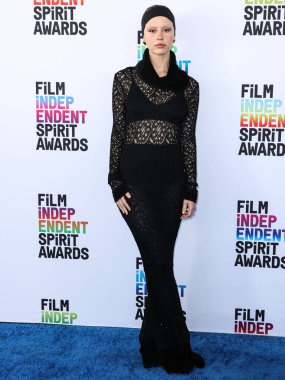 Mia Goth wearing John Galliano FW98 RTW arrives at the 2023 Film Independent Spirit Awards held at the Santa Monica Beach on March 4, 2023 in Santa Monica, Los Angeles, California, United States. 